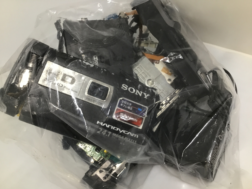 SONY HDR-PJ760Vビデオカメラが車に踏まれて破損